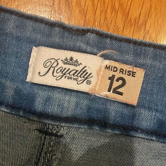 Royalty For Me Mid-Rise Light Wash Distressed Jeans - 12 - Picture 3 of 6